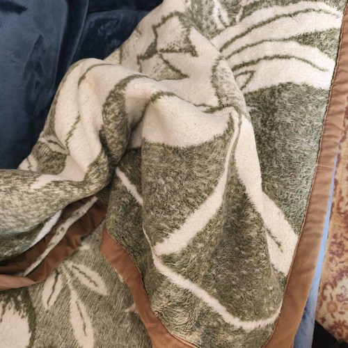 Blanket light green with flower patterns vintage like new, very warm
