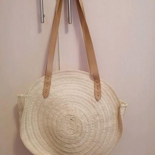 Straw shoulder bag like new, round beige