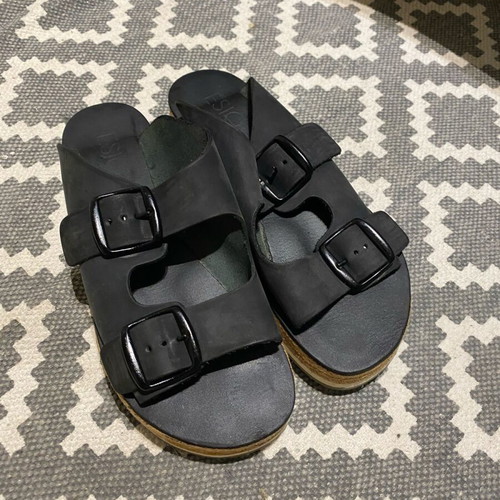 Esiot black leather sandals like new, size 38