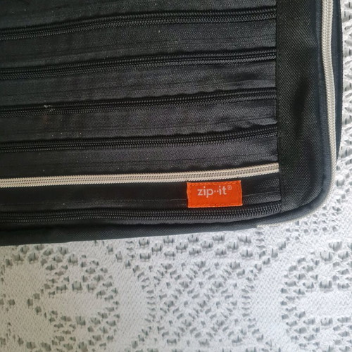 Laptop bag like new, black with multiple compartments and adjustable shoulder strap