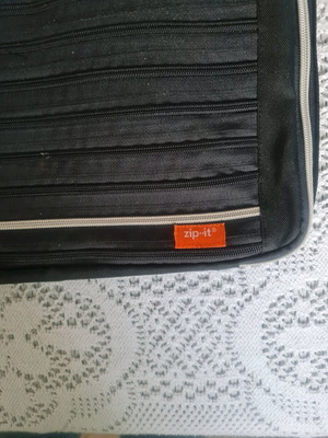Laptop bag like new, black with multiple compartments and adjustable shoulder strap