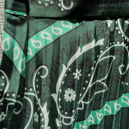 Zini pleated skirt with paisley print like new, green