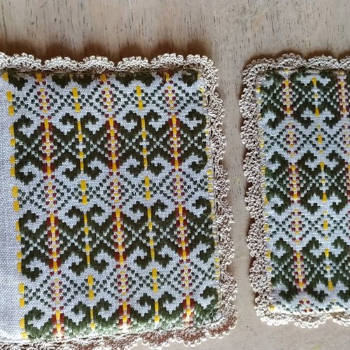 Woven tablecloth new with 5 napkins and 2 holders