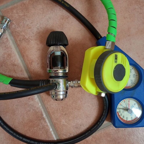 Complete diving equipment set used with regulator, console & octopus