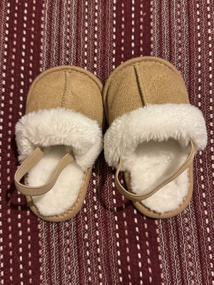 Baby shoes with fur new, size 18