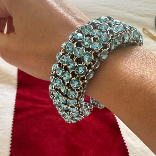 Bracelet with blue crystals used, mesh style