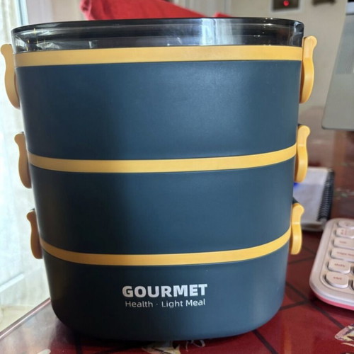 Lunch box set of three 2000ml containers like new, microwave safe