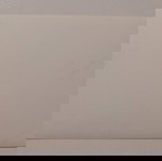  Μικρή, παλιά, φωτογραφία, με ζευγάρι να απολαμβάνει τη βόλτα στη θάλασσα, με θέα βάρκες και καράβια.