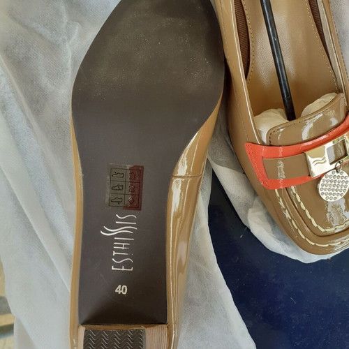 Esthissis pumps new with low heel in beige and red
