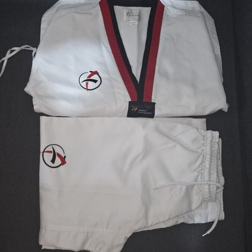 Daedo Taekwondo uniform size 150, white with red and black collar