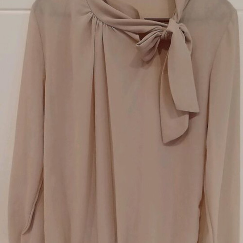Women's beige top like new, neck tie, elastic cuffs