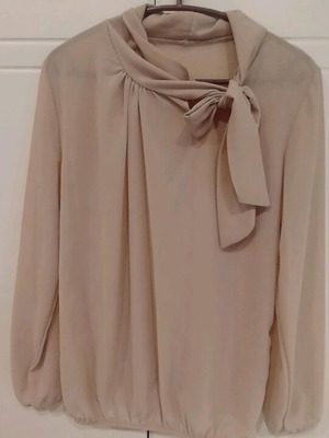 Women's beige top like new, neck tie, elastic cuffs