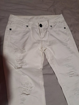 White slim denim pants like new with rips and straight fit