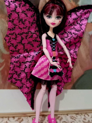 Monster High Draculaura "Ghoul-to-Bat" collectible doll like new with wing mechanism