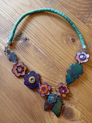 Necklace new with unique design, fabric cord and boxo elements