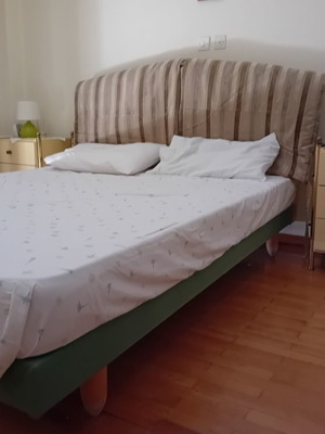 Σετ κρεβατοκάμαρας σαν καινούργιο με κρεβάτι, 2 κομοδίνα, συρταριέρα, καθρέπτης