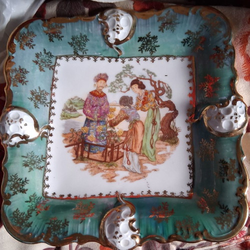 Decorative plate like new with Chinese emperor and two maids