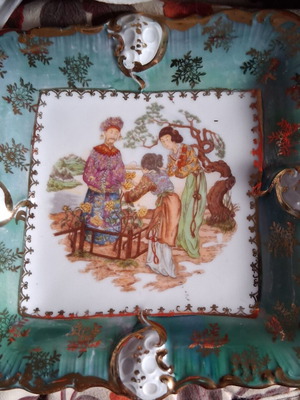Decorative plate like new with Chinese emperor and two maids