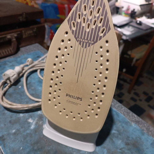 Philips steam iron used in excellent working condition