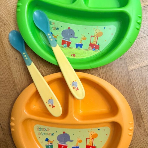 Set of children's divided plates with spoons like new (2 pieces)