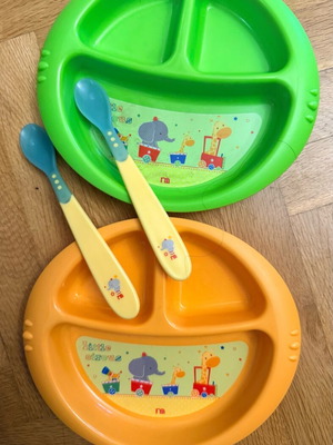 Set of children's divided plates with spoons like new (2 pieces)