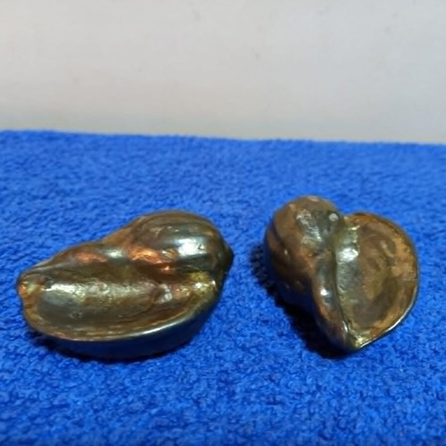 Bronze statues in shell shape used, set of two