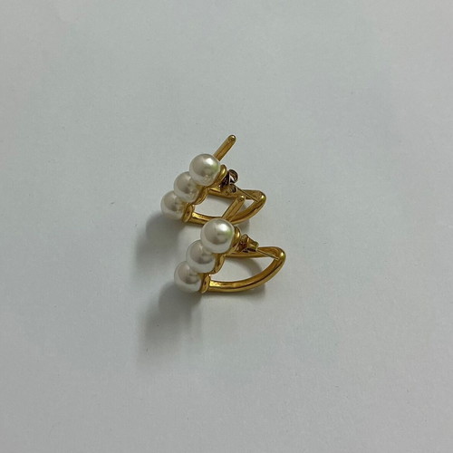 Ear cuffs in gold tone with pearls