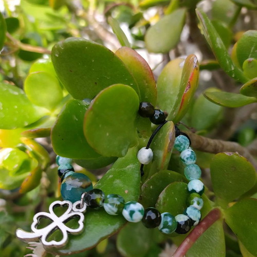 Handmade bracelet with dyed agate and symbol made to order