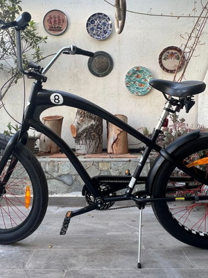 Electra Straight 8 8i Cruiser bike like new, 8-speed, 24-inch wheels