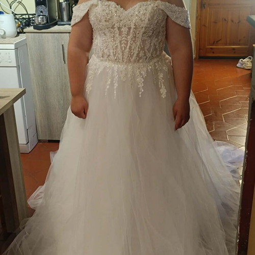 Wedding dress like new, size L, white, worn only for photo
