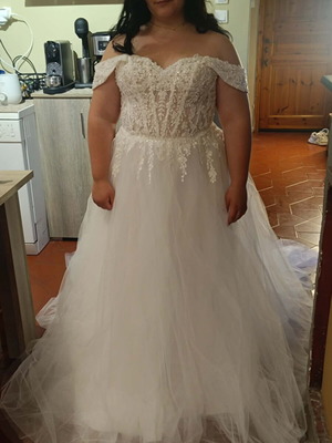 Wedding dress like new, size L, white, worn only for photo