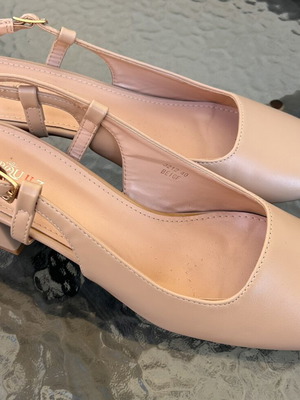 Women's beige pumps size 40 new with low heel