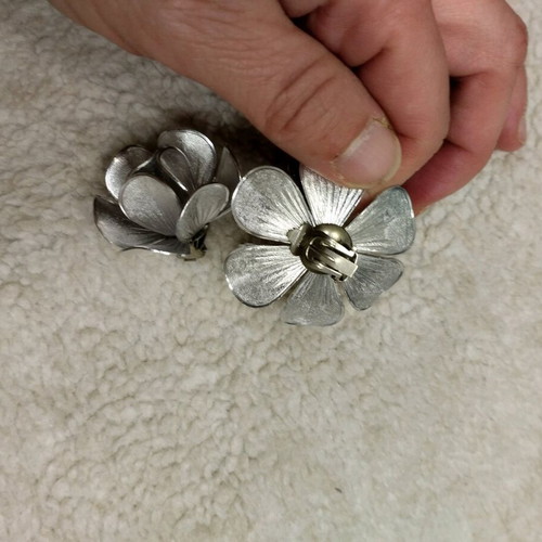 Clip-on earrings new, silver flowers