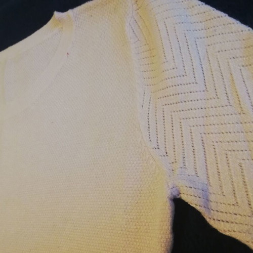 Beige fine knit sweater like new with sleeve pattern size M