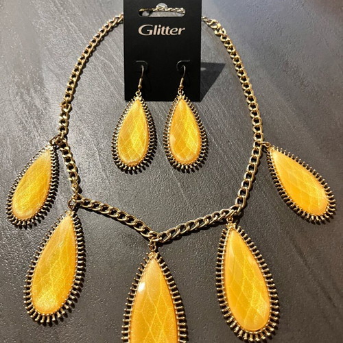 Glitter jewelry set like new with necklace and mango drop earrings