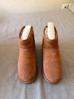 Μποτάκια UGG καινούργια, μέγεθος 40, μπεζ