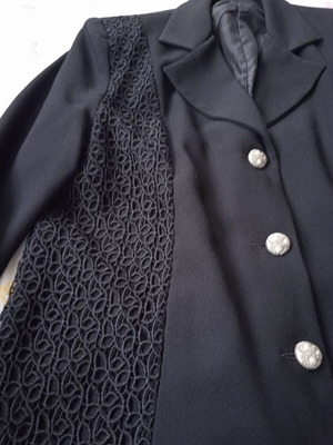 Μαύρο ταγιέρ με κιπούρ δαντέλα σαν καινούργιο, μέγεθος 48