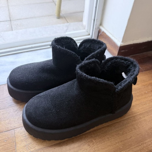 Black short boots like new, sizes 40/41, fur-lined