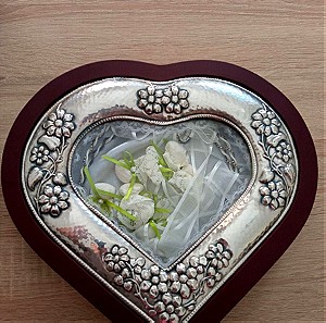 Στέφανα & Ασημίνα Στεφανοθήκη  με ξύλινη βάση σε σχήμα καρδίας