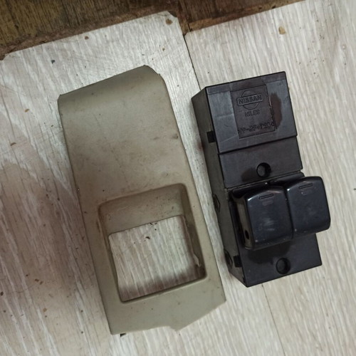 Nissan Micra (K12) 1.0 electric window buttons used, right
