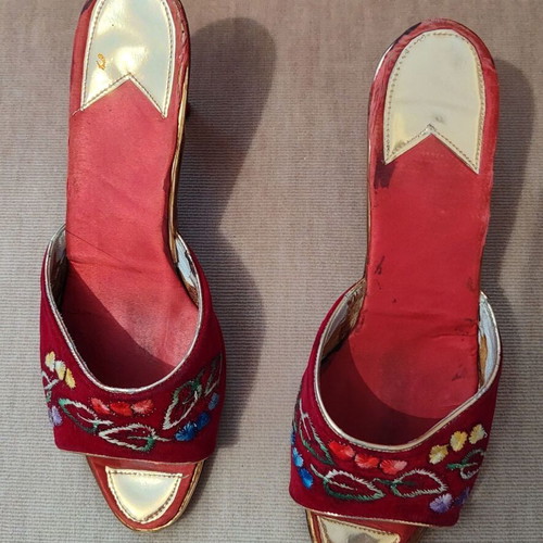 Vintage embroidered velvet pasoumakia like new, red size 36