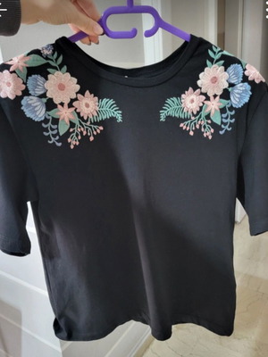 H&M embroidered blouse like new, black multicolor, XS