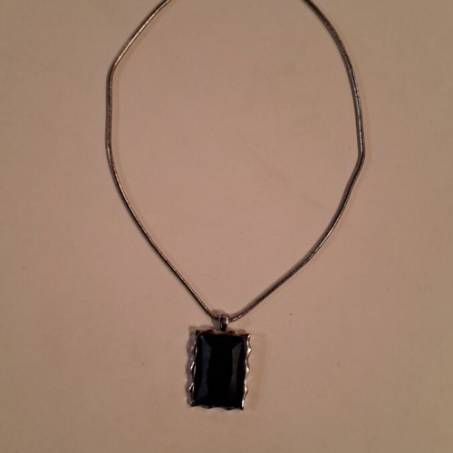 Necklace used with dark blue shiny stone faux bijoux