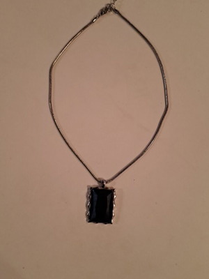 Κολιέ μεταχειρισμένο με μπλε σκούρα γυαλιστερή πέτρα faux bijoux