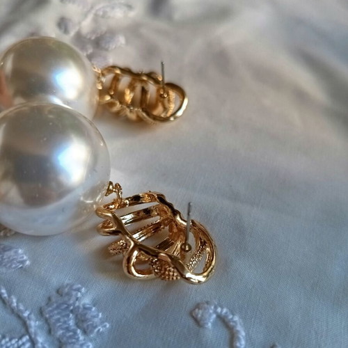 Earrings with Large Pearls and Gold Tone Design new