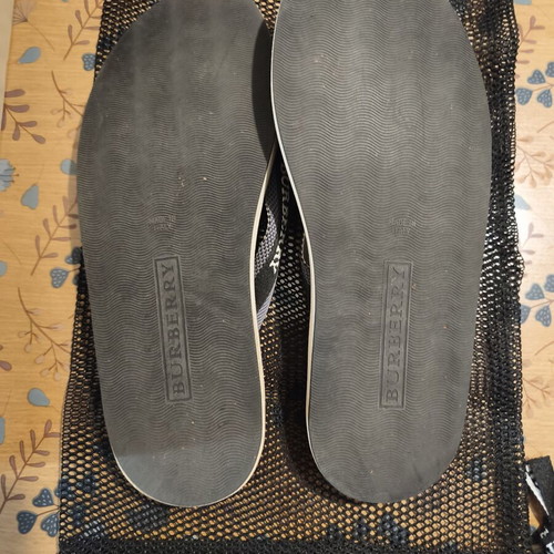 Burberry London flip flops size EU 42 like new with box and dust bag