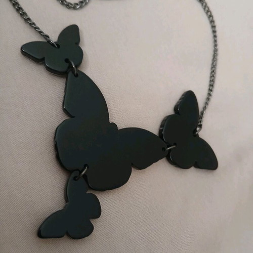 Choker necklace with butterflies like new, blue shades