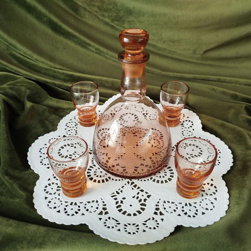 Vintage glass carafe with 4 glasses set like new