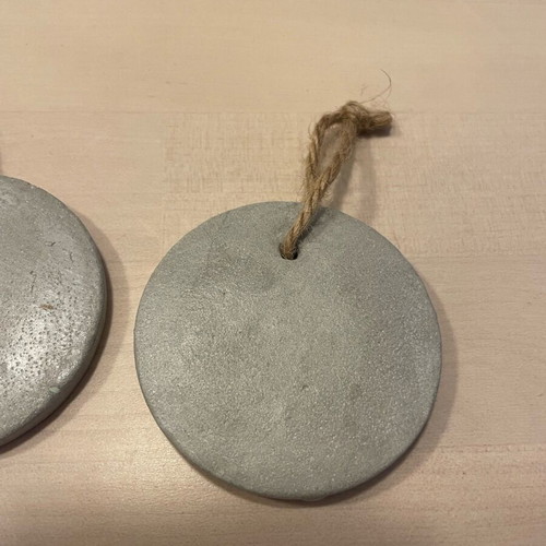 Hanging concrete Christmas ornaments like new, pack of 10