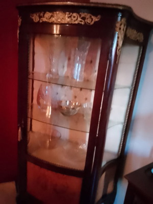 Βιτρίνα σαν καινούργια από ξύλο ελιάς και δρύινη με μπρούτζινες λεπτομέρειες